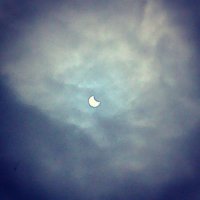 у нас тучи были. И через эти тучи затмение было спокойно видно и без очков.