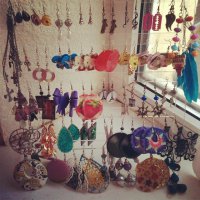 у меня так. Места уже не хватает (со времени фото появились новые, я их коллекционирую)
а подвески на углу зеркала висят