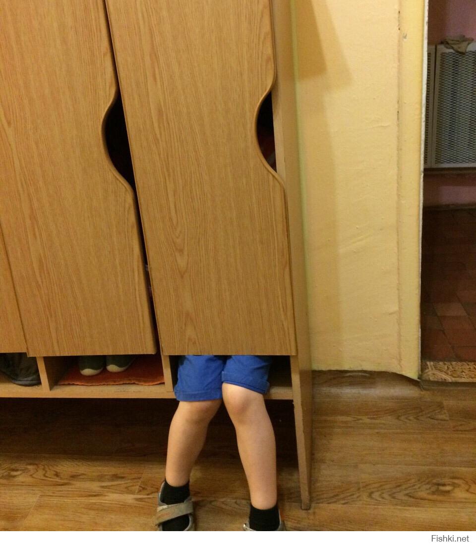 Прятки сколько выпусков. Ребенок прячется в шкафу. Я В шкафу прячусь. Спрятался в шкафу. Ребенок спрятался.