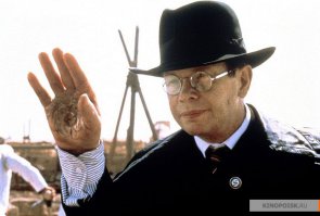 Похоже, тот нацист, что в очках, впоследствии занял важный пост в Аненербе. :)