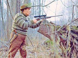 а что за ковбойский пестик на поясе???? Почему ни ПМ, АПС или ТТ на худой конец. Американский шпион наверное!!!!