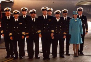 Не-а. Красавчик Лео в форме по роли в фильме "Поймай меня, если сможешь". А красавчик Джон влюблён в авиацию, имеет лицензию пилота и активно ею пользуется. Вот, почувствуйте разницу - правда жизни и кино(Траволта со своим экипажем  и Лео, кадр из фильма).