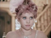 До чего же дочка на неё похожа ..