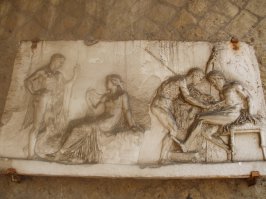 Фотки сделаны мной в Помпеи и Эрколано. И кто-то постоянно смотрит, чтобы туристы руками не трогали ничего.