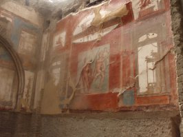 Фотки сделаны мной в Помпеи и Эрколано. И кто-то постоянно смотрит, чтобы туристы руками не трогали ничего.