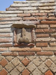 Фотки сделаны мной в Помпеи и Эрколано. И кто-то постоянно смотрит, чтобы туристы руками не трогали ничего.