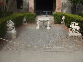 Фотки сделаны мной в Помпеи и Эрколано. И кто-то постоянно смотрит, чтобы туристы руками не трогали ничего.