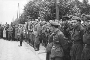 Наверное того человека пытаются восхвалять, когда он руководил был заключен пакт Молотова-Ребентропа, проводились совместные фашистко-советские парады, было запрещено отвечать на провокации фашистов на границе, уничтожен высший комсостав, а после начала войны прятался три дня ?