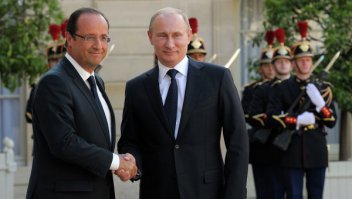 В начале поста пишут: Голландская газета De Volkskrant недоумевает, почему никто из глав государств не жмет руку президенту Франции Франсуа Олланду. Если Путин жмет ему руку, то П. никто. ;)