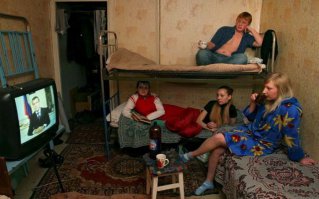 Рыжий нормально устроился)