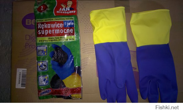 На работе, на складе, под толстым слоем пыли нашёл вот такие перчатки. Производитель Польша. Кто их выпустил тот, я так думаю, тролль 80 уровня.