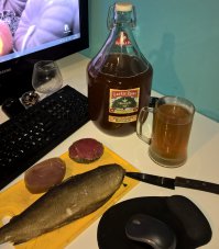 Пол часа назад, на сегодня должно хватить;). О рыбе: сиг горячего копчения, красное это тунец, а светлый кружок - рыба меч, а воблы у нас не найти.