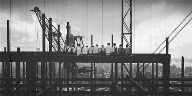 В 2003 году газета New York Post решила выяснить имена людей с одной из самых известных фотографий в мире «Обед на небоскребе». На ней 11 рабочих едят, сидя на строительной балке 69 этажа. За ними – туманный горизонт Манхэттена 1932 года, под ними – Нью-Йорк. В тот же день в редакцию пришло более 300 человек – каждый говорил, что на фотографии его дядя, отец, брат или сосед.

 В течение 80 лет личности этих 11 мужчин и фотографа были загадкой. Режиссёр Шон О’Куален проводит свое расследование.