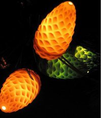 Существует несколько версий возникновения электрической гирлянды. По одной из них, первую гирлянду придумал и воплотил в жизнь помощник самого Эдисона – инженер Эдвард Джонсон. В 1882 году он соединил проводом окрашенные в разные цвета лампочки. Однако его изобретение не обрело серьезного успеха. Это было связано с технологической трудностью подключения гирлянды – ее владельцу нужно было самому присоединить концы провода к электродам каждой из лампочек, а затем подвести основной провод к источнику питания; в то время немногие способны были это сделать самостоятельно.
Другие источники утверждают, что электрическую гирлянду изобрел американец  Ральф Моррис, сотрудник телефонной компании, который постоянно работал с электролампами в распределительных щитах. В канун 1895 года он предложил использовать их и для украшения елки. 
Вот моя гирлянда детства