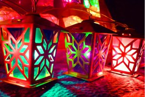 Фанарики :) Вот нашла тоже 2 фотки фонариков.
И каждый год перед украшением елки, гирлянды раскладывались на полу, проверялись лампочки и соединения.  
Еще была гирлянда, с чем-то наполненным, вот что-то подобное - капелька