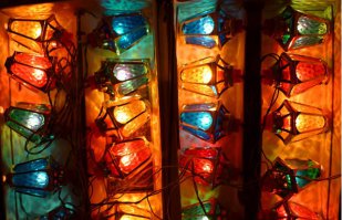 Фанарики :) Вот нашла тоже 2 фотки фонариков.
И каждый год перед украшением елки, гирлянды раскладывались на полу, проверялись лампочки и соединения.  
Еще была гирлянда, с чем-то наполненным, вот что-то подобное - капелька