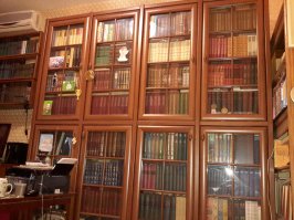 Выглядит , действительно, красиво. Похоже на музей! 
Наверное, уже таким скоро станет, учитывая распространение электронных книг! 
Вот и моя домашняя библиотека уже простаивает!