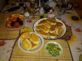 Мой сегодняшний обед: пирожки с капустой-яйцом, 
с картошкой, фрукты.