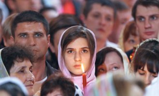 Быть русским - провидение и право,
Не устрашась ни пули, ни ножа,
Топыриться упрямо и шершаво,
Не уступая татям рубежа. 

Быть русским, значит хлеб растить в ненастье.
А нет дождя - хоть кровью ороси.
Но все-таки, какое это счастье -
Быть русским! Среди русских! На Руси! 

Я русское ращу и нежу семя
Не потому, что род чужой поган,
Но пусть вот так свое опишет племя
Какой-нибудь еврей или цыган. 

Быть русским, значит быть в надежной силе.
И презирать родной землею торг.
Не зря ж Суворов рек при Измаиле:
- Мы русские! Ура! Какой восторг!.. 

Я - русский! Сердцем, духом, вздрогом кожи.
Горжусь я древним прозвищем моим.
Не дай мне, хоть на миг, хоть в чем-то, Боже,
Не русским стать, а кем-нибудь другим!.. 

Евгений Скворешнев