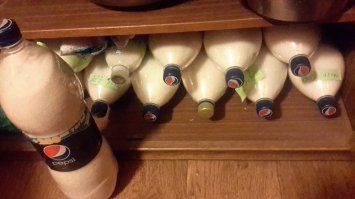 Храню сахар, рис, манку, гречку, горох в пластиковых  бутылках!
на фото запас сахара.