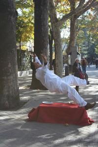 Это в Мадриде...Один падает,не упадёт (по полтора часа)второй вообще голову дома забыл..