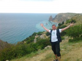 Я гляжу я на море,Как дурак с пригорья!
Мне на этом взгорье видно хорошо!
Как бушуют волны, обдавая скалы!
Превращаясь в пену как мыльный порошок.
Как прекрасны пляжи,каменные с яшмы!
Бирюзой на скалах отражая свет.
я гляжу и льстит мне мысль, что я счастлив!
Что на этом свете, МЕСТА ЛУЧШЕ НЕТ!
НЕТ ПРЕКРАСНЕЙ В МИРЕ МЕСТА МЫСА ФИОЛЕНТ!