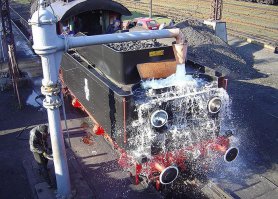 Как заправляют самолёты...
Совсем не так как поезда!