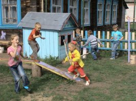 Обратите внимание! На мальчика с сотовым!