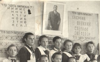 Нашёл в мамином альбоме! Из всех разгадал только одИн ребус про ГОРЬКОГО!