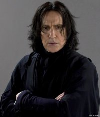 Северусу Снейпу, в книге "Гарри Поттер и филосовский камень" было 31 год. Сыграл его 55-летний Алан Рикман.