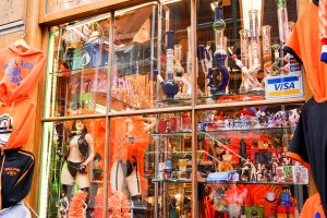 И ассортимент в магазинах странный какой-то. :)