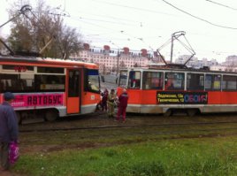 А ещё у нас трамваи в лобовую друг с другом сходятся