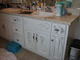 Замки на шкафах зачётные. Надо такие же найти пока наше Щястье не доросло до исследования окружающего мира.