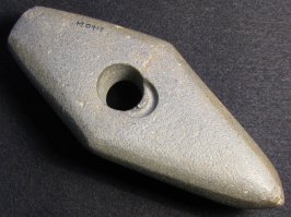 А вот эта картинка ставит под сомнение ваше заявление. Это больше похоже на брак сверлильного станка, причём работали полой фрезой. Бугорок по центру совершенно не похож на палку с песком. Хотя всяко бывает.