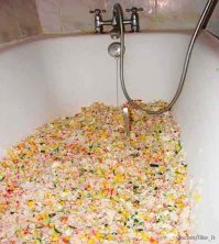 Где ведро борща это наверное студенты-повора общепита подрабатывают. Ведро дежурное многоцелевое. У них наверняка ещё горшки-ночники есть для салатиков или режут в ванной, если в промышленных масштабах