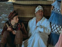 Потерял сознание, остались только чувства тонкие, едва определимые. То ли музыки и цветов хочется, то ли зарезать кого-нибудь. Чувствую смутно - случилось что-то неладное, а взглянуть в лицо действительности нечем...