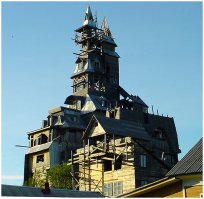 Грамотно то, что конструкция представляет из себя гигантский громоотвод. Все эти решетчатые фермы вокруг этажей - железные грозозащитные конструкции. Предполагаю, что и несущая основа башни - стальная ферменная конструкция. Из дерева сделать такое и чтоб не сдуло - не реально по особенностям прочности деревянных конструкций. 
Наш российский Сутягинский небоскреб имел гораздо более приземистую конструкцию и то был снесен как небезопасный. Дерево есть дерево.