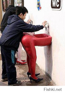 16 курьезных случаев в общественном туалете
