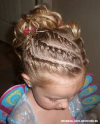 Папа делает дочке прически 