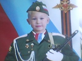 Россия — священная наша держава,
Россия — любимая наша страна.
Могучая воля, великая слава —
Твоё достоянье на все времена!

Славься, Отечество наше свободное,
Братских народов союз вековой,
Предками данная мудрость народная!
Славься, страна! Мы гордимся тобой!

От южных морей до полярного края
Раскинулись наши леса и поля.
Одна ты на свете! Одна ты такая —
Хранимая Богом родная земля!

Славься, Отечество наше свободное,
Братских народов союз вековой,
Предками данная мудрость народная!
Славься, страна! Мы гордимся тобой!

Широкий простор для мечты и для жизни
Грядущие нам открывают года.
Нам силу даёт наша верность Отчизне.
Так было, так есть и так будет всегда!

Славься, Отечество наше свободное,
Братских народов союз вековой,
Предками данная мудрость народная!
Славься, страна! Мы гордимся тобой!