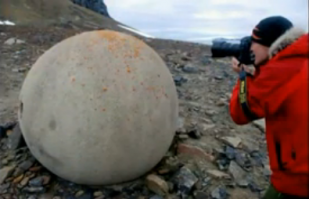 Каменные шары земля Франца Иосифа. А по запросу в яндексе таких шаров во всём мире как грязи.