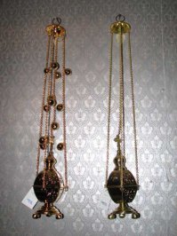 Кстати прикольно купить  или сделать кадило и таскать с собой в качестве кистеня.А органам правопорядка говорить,что это религиозный атрибут и напирать на оскорбление чувства верующих.Вдруг мне приспичит что-то осветить,вот и ношу...