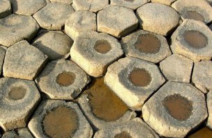 Когда-то базальтовая лава излилась из вулкана Менделеева. В ряде мест образовался особый температурный режим ее застывания, и базальтовый массив разделился на пяти- и шестигранные отдельности. Море отступало и наступало, массив разрушался силами эрозии, которые создали высокий мыс на охотском побережье Кунашира.