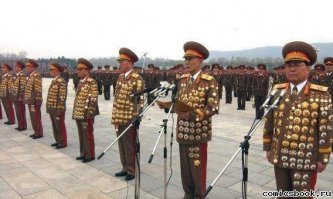 Что Жуков... Георгий Константинович, маршал Победы - нервно курит в сторонке... Вот как должны выглядеть настоящие генералы! Орденов - по колено! :)