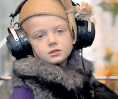 Незаслуженно забытая роль здесь в этой теме - роль Федора Стукова в фильме "Родня". Там он играет девчонку. Причем играет настоящую девчонку по сценарию! И пока не прочитаешь титры - непонятно, что это мальчик. Талант!