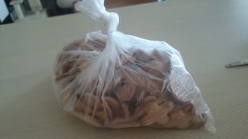 Что бы не рассыпались печеньки, завяжите пакетик сверху в узелок: