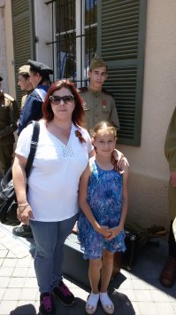 Мои личные поздравления с великой победой над коричневой чумой . Я присоеденяюсь ко всему сказанному ранее . Хочу поздравить всех бабушек и дедушек  с этим великим днём . Наша семье шлёт из Израиля горячий привет и салютует этим великим героям тех дней - Славным воинам отстоявшим для наших детей этот шарик под названием Земля .
СПАСИБО !!!
Мы вчера на празднике !!! 
Конечно не Москва , но НИ ЧТО НЕ ЗАБЫТО , НИ КТО НЕ ЗАБЫТ !!!
П.С. Цветы которые мы принесли на праздник к сожалению не нашли адресата . Была выставка агит. плокатов времён Великой Отечественной . Там был среди прочих такой плокат - стоит красавец солдат в гимнастёрке и пилотке на бекрень , внизу написанно Слава Советскому Солдату . Так вот эти цветы я подарил этому плакату . Не пришёл ни один ветеран на праздник . Очень горько осознавать , что эта великая эпоха уходит в вечность и остаётся лишь в памяти и сердце . 
С ПРАЗДНИКОМ ВЕЛИКОЙ ПОБЕДЫ !!!