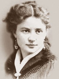 Софья Ивановна (Шейндля-Сура Лейбовна) Блювштейн (в девичестве Соломониак).
По официальным судебным документам, знаменитая авантюристка родилась в местечке Повонзки Варшавской губернии в 1846 году.Однако при крещении по православному обряду в 1899 году она указала местом и датой рождения Варшаву, 1851 год. Получила образование, знала несколько иностранных языков. Обладала даром артистизма и театрального перевоплощения.

Замужем была несколько раз, последним официальным мужем был карточный шулер Михаил (Михель) Яковлевич Блювштейн, от которого она имела двух дочерей. Занималась организацией крупномасштабных краж, приобретших известность благодаря авантюрному компоненту, склонности к мистификации и театральной смене облика аферистки. Среди использованных ею на протяжении жизни фамилий были Розенбад, Рубинштейн, Школьник и Бринер (или Бренер) — фамилии мужей.

В 1860—70-х годах занималась преступной деятельностью в крупных российских городах и в Европе.

Неоднократно задерживалась полицией разных государств, однако без серьёзных последствий.
В 1880 году в г. Одесса за крупное мошенничество была арестована, этапирована в Москву. После судебного процесса в московском окружном суде 10—19 декабря того же года была сослана на поселение в отдалённейшие места Сибири. Местом ссылки была определена глухая деревня Лужки в Иркутской губернии.

Летом 1881 года совершила побег с места ссылки.

До задержания в 1885 году совершила ряд крупных имущественных преступлений в губернских городах России.

В 1885 году в Смоленске была схвачена полицией. За крупные кражи и мошенничество была приговорена к 3-м годам каторжных работ (каторжные работы отбывались по усмотрению суда в каторжных тюрьмах на территории европейской части Российской империи до 1893 года) и 50 ударам плетьми.

30 июня 1886 года совершила побег из Смоленской тюрьмы, воспользовавшись услугами влюблённого в неё надзирателя.

Наконец, через четыре месяца «воли» была арестована в городе Нижний Новгород, и теперь уже за побег с каторги и новые преступления вновь осуждена, и отправлена в 1888 году из Одессы пароходом на каторжные работы в пост Александровский Тымовского округа на острове Сахалин (ныне г. Александровск-Сахалинский Сахалинской области), где после двух попыток побега была закована в кандалы. Всего совершила три попытки побега с сахалинской каторги. Подвергалась телесным наказаниям по решению тюремной администрации.
После освобождения в 1898 году Сонька-Золотая ручка осталась на поселении в г. Иман (ныне г. Дальнереченск) в Приморском крае. Но уже в 1899 году выехала в Хабаровск, а затем вернулась на остров Сахалин в пост Александровский.

В июле 1899 года была крещена по православному обряду, наречена именем Мария.

В начале XX века были распространены версии о её успешном побеге и о подставном лице, отбывавшем за неё каторгу. Уже в советское время состарившуюся Соньку Золотую ручку якобы видели то в Одессе, то в Москве.

Софья Блювштейн умерла от простуды в 1902 году, о чём свидетельствует сообщение тюремного начальства, и была похоронена на местном кладбище в посту Александровском .

В Москве находится памятник, посвящённый Соньке Золотой Ручке