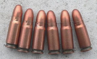 Патрон 7,62 мм ТТ.
Масса порохового заряда - 0,52 г. против 0,25 г. у патрона ПМ
При , примерно, одинаковой начальной скорости пули в 420 м/сек - и у ТТ, и у ПМ, энергия пули существенно различается :
- у ТТ - 470 Дж
- у ПМ -300 Дж
Отсюда и проникающая способность пули ТТ...