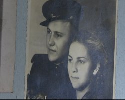 На первом фото, не декорации. Это вид его дома изнутри. На втором фото дедушка с женой в молодости..